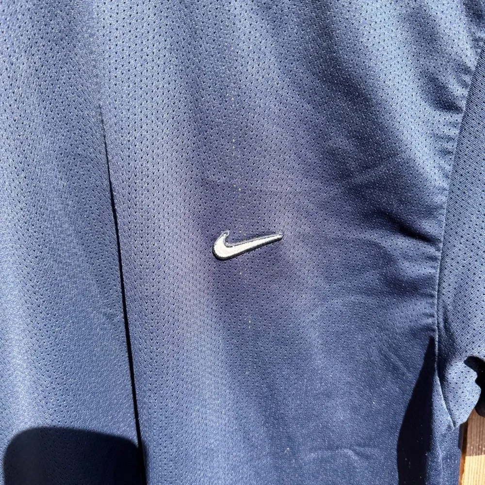 Vintage Nike Men's Dark Blue Short Sleeve Tee Size Medium